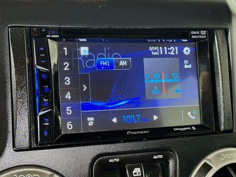 Used 2018 Jeep Wrangler Unlimited Sahara AWD/4WD image 12