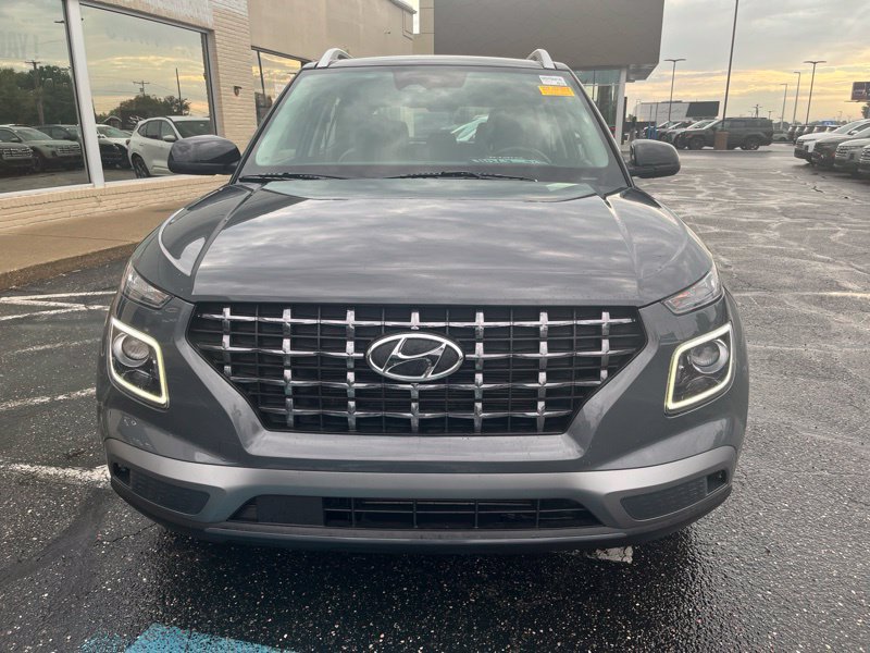 Used 2024 Hyundai Venue Limited FWD image 2