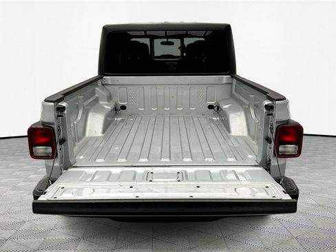 Used 2022 Jeep Gladiator Willys image 18
