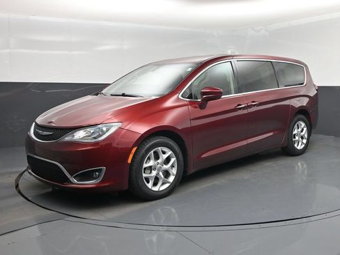 Used 2020 Chrysler Pacifica Touring w/ Tire & Wheel Group FWD image 9
