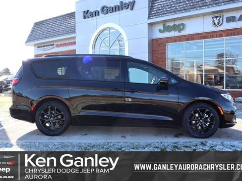 New 2026 Chrysler Pacifica Limited FWD image 1