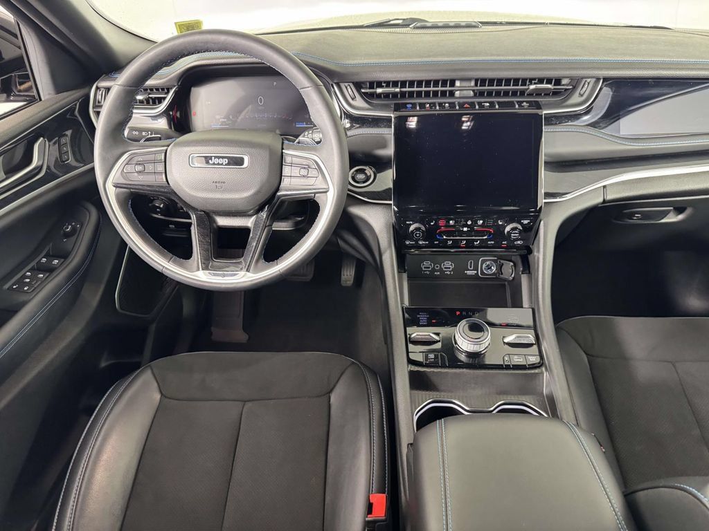 Used 2024 Jeep Grand Cherokee Trailhawk w/ Luxury Tech Group III AWD/4WD image 5