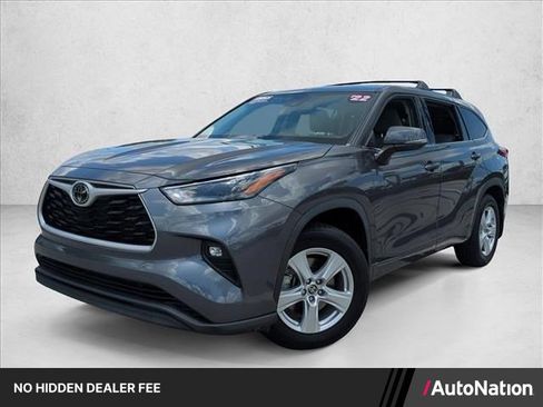 Used 2022 Toyota Highlander LE FWD image 1