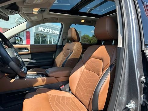 Certified 2024 Nissan Pathfinder Platinum w/ Black Appearance Package AWD/4WD image 12