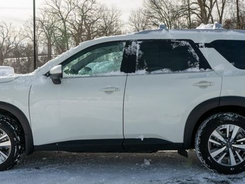 Used 2024 Nissan Pathfinder SL w/ Black Appearance Package image 9