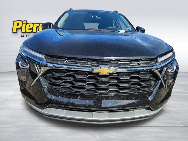 Used 2025 Chevrolet Trax LT FWD image 2