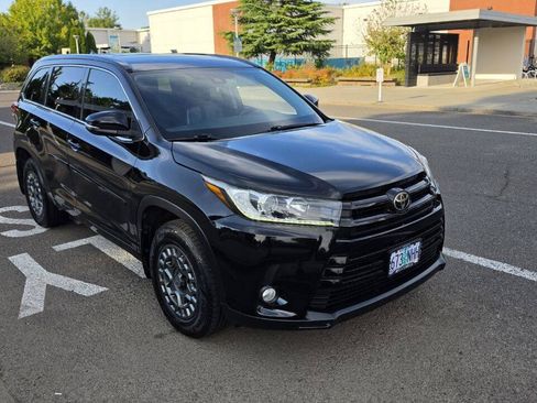Used 2017 Toyota Highlander SE AWD/4WD image 3