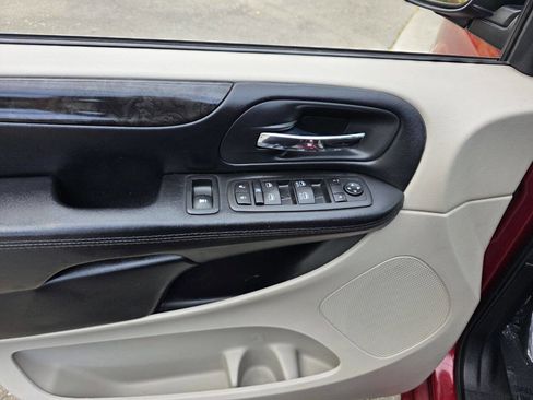 Used 2015 Dodge Grand Caravan SXT image 10