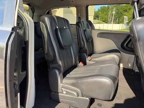 Used 2015 Chrysler Town & Country Touring w/ Driver Convenience Group FWD image 25
