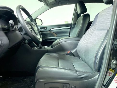 Used 2018 Toyota Highlander LE image 4