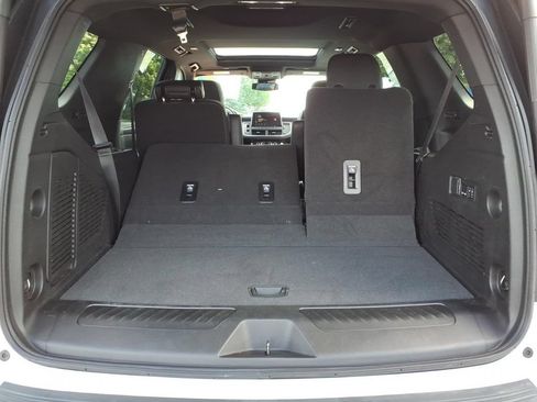 Certified 2023 GMC Yukon SLT w/ SLT Premium Package AWD/4WD image 8