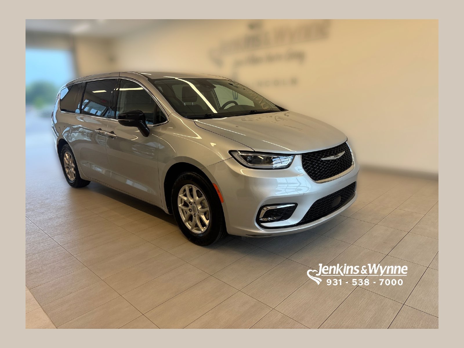 Used 2024 Chrysler Pacifica Touring-L FWD image 1