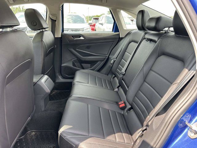Used 2024 Volkswagen Jetta SE w/ Panoramic Sunroof Package FWD image 18