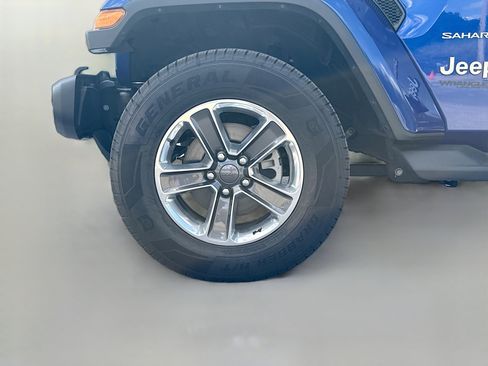 Used 2018 Jeep Wrangler Unlimited Sahara AWD/4WD image 39