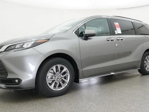 New 2026 Toyota Sienna XLE image 17