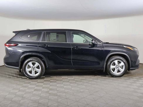 Used 2024 Toyota Highlander LE AWD/4WD image 17