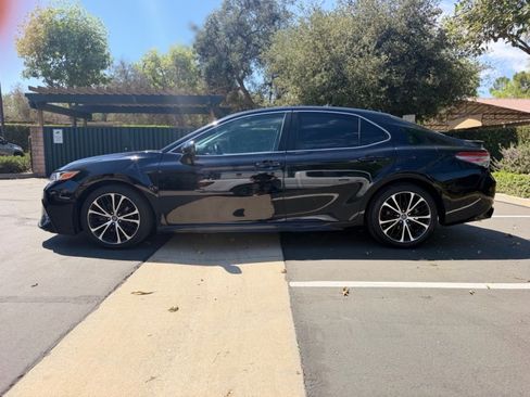 Used 2019 Toyota Camry SE FWD image 2