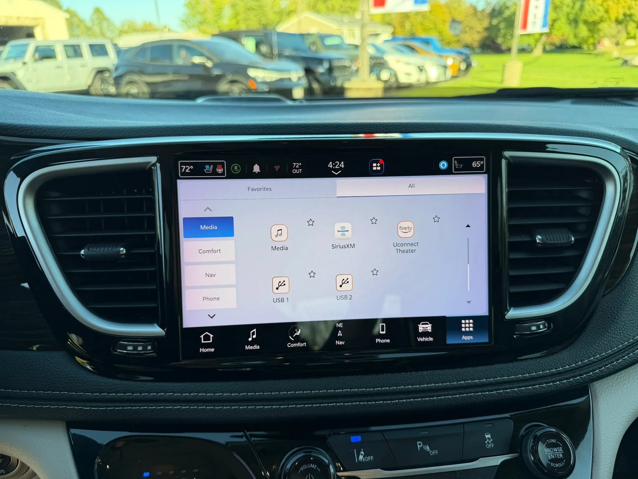 Used 2023 Chrysler Pacifica Limited w/ Uconnect Theater Family Group FWD image 29