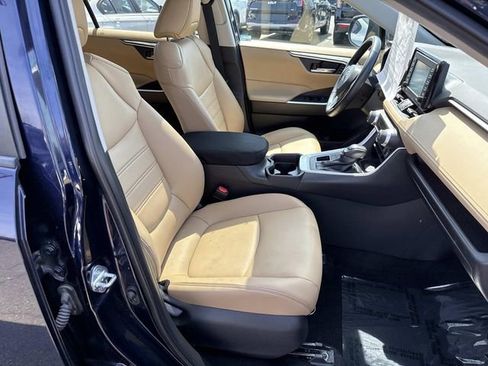 Used 2021 Toyota RAV4 XLE Premium image 9