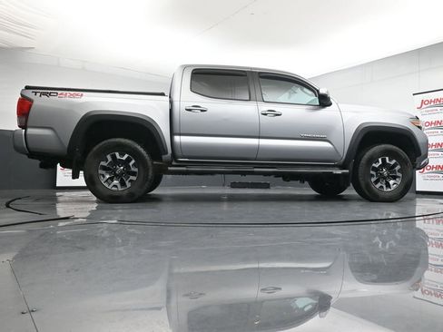 Used 2017 Toyota Tacoma TRD Off-Road w/ Premium & Technology Package AWD/4WD image 38