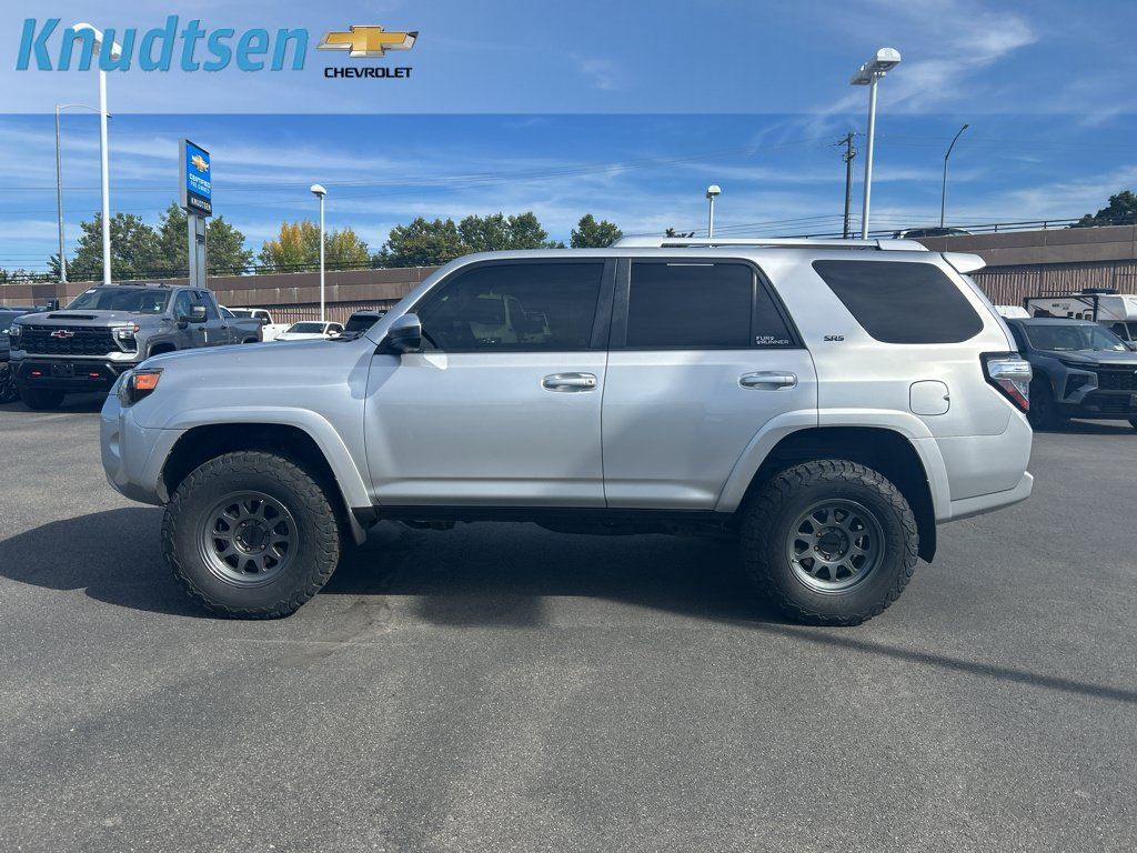 Used 2015 Toyota 4Runner SR5 AWD/4WD image 4