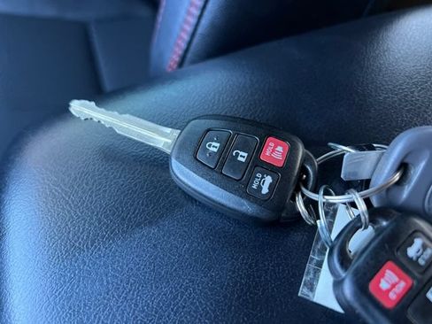 Used 2017 Toyota Camry SE FWD image 29