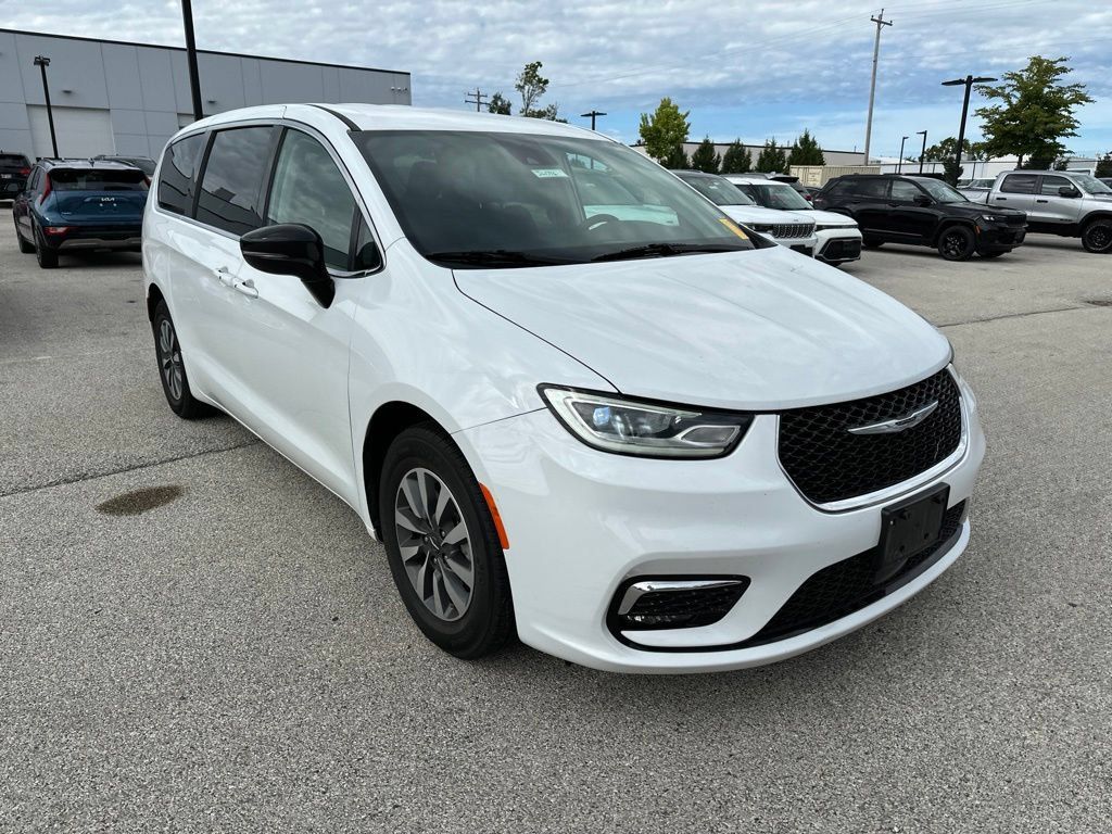 Used 2024 Chrysler Pacifica Limited FWD image 4