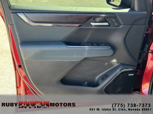 Used 2024 GMC Acadia AT4 w/ Luxury Package AWD/4WD image 9