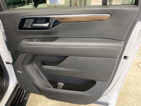 Certified 2025 Chevrolet Suburban High Country image 18