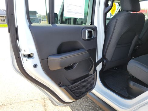 Used 2025 Jeep Wrangler Unlimited Sahara AWD/4WD image 18