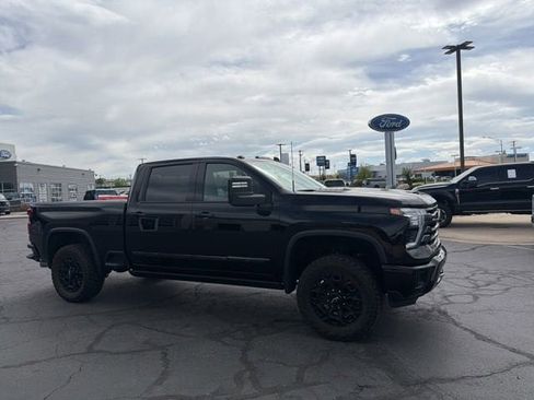Used 2024 Chevrolet Silverado 2500 High Country w/ Midnight Edition AWD/4WD image 3