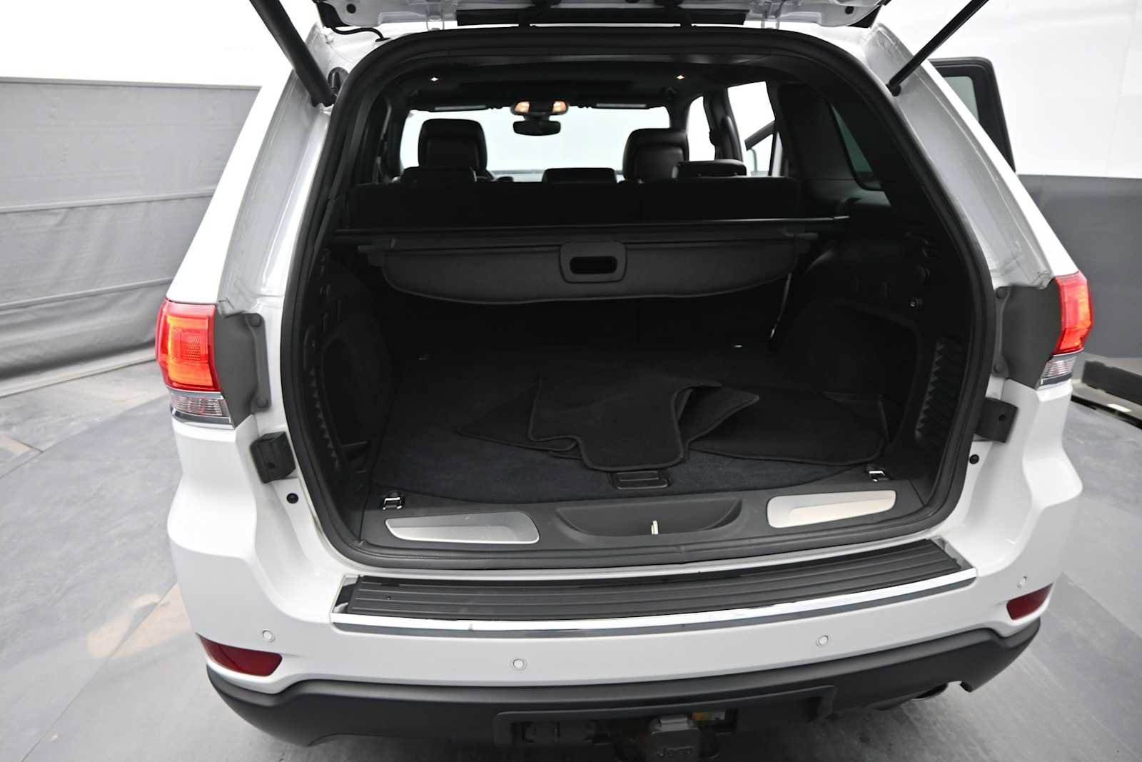Used 2019 Jeep Grand Cherokee Limited w/ Trailer Tow Group IV AWD/4WD image 14