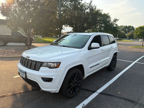 Used 2020 Jeep Grand Cherokee Altitude AWD/4WD image 8