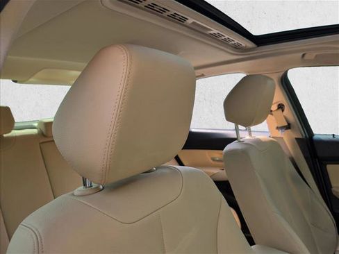 Used 2017 BMW 320i Sedan RWD image 23
