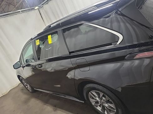Used 2024 Toyota Sienna LE AWD/4WD image 4