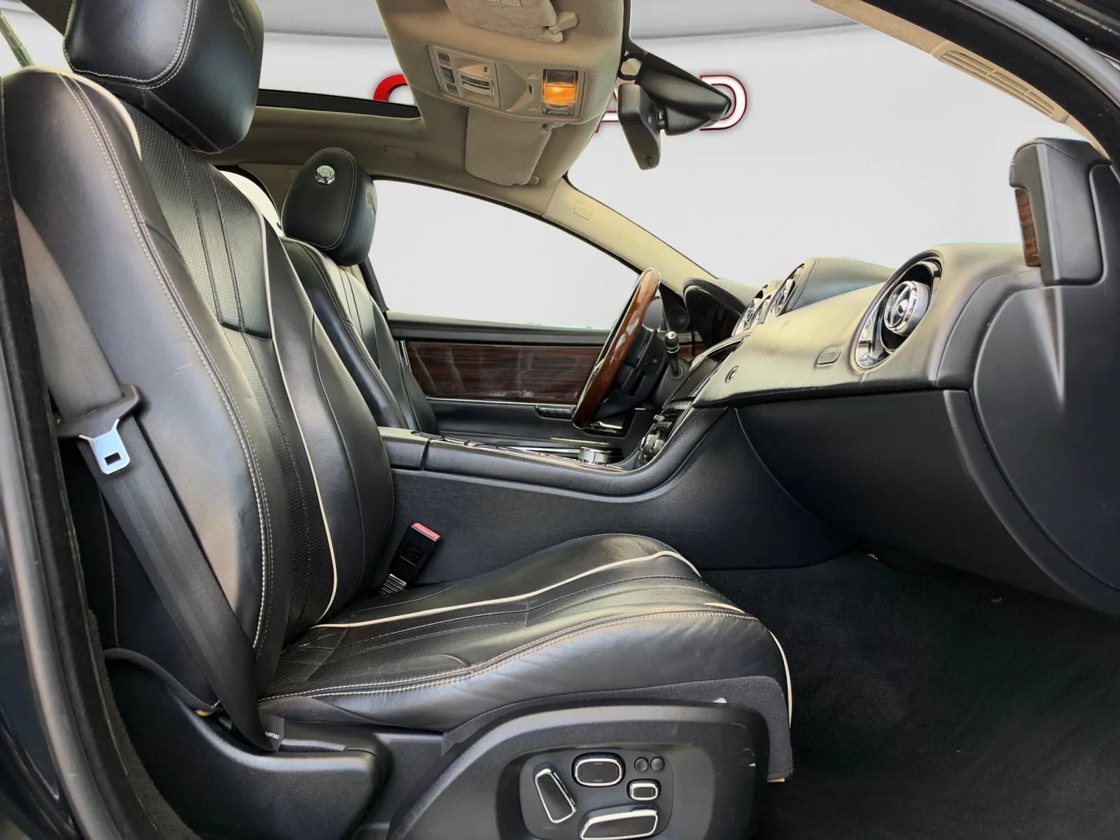 Used 2011 Jaguar XJ L RWD image 25