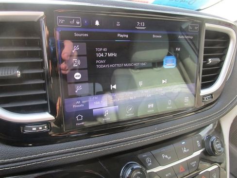 Used 2021 Chrysler Pacifica Touring-L image 32