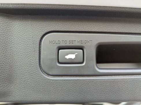 Used 2025 Honda Pilot Touring image 9