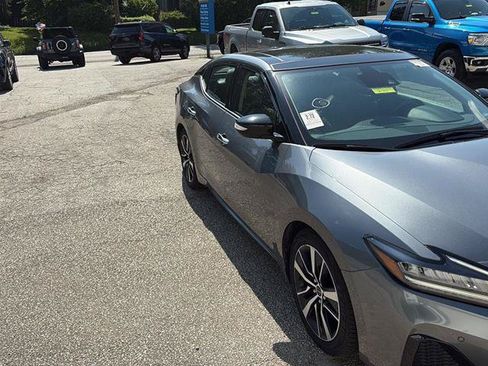 Used 2023 Nissan Maxima SL FWD image 2