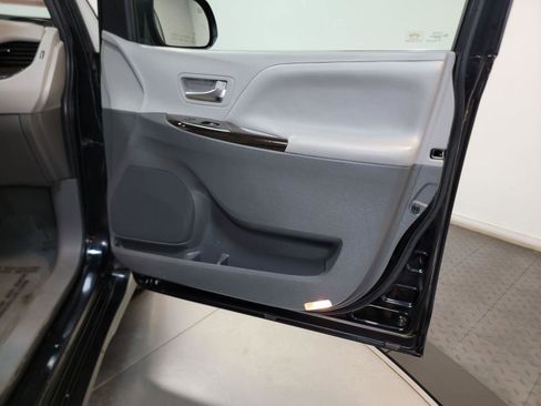 Used 2020 Toyota Sienna XLE FWD image 34