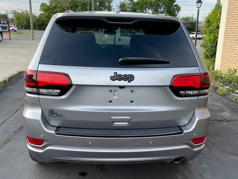 Used 2017 Jeep Grand Cherokee Altitude RWD image 4