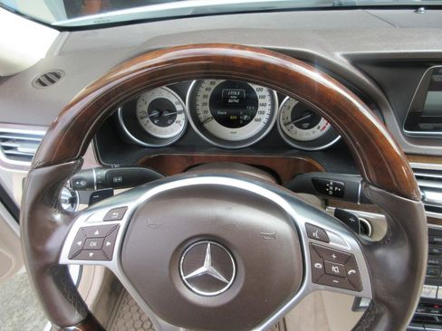 Used 2014 Mercedes-Benz E 550 4MATIC Sedan image 52