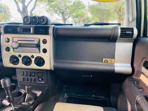 Used 2010 Toyota FJ Cruiser 4WD image 11