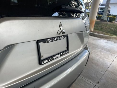 Used 2011 Mitsubishi Outlander SE image 15