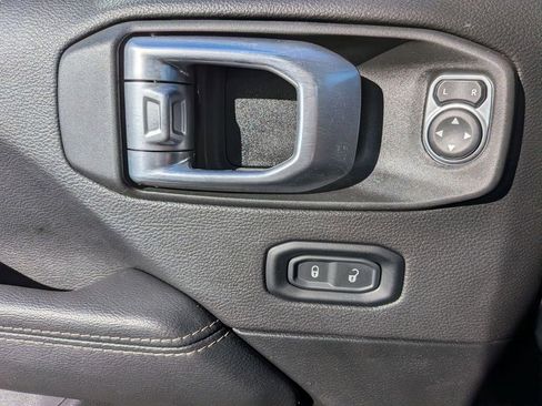 Used 2022 Jeep Wrangler Unlimited Sahara AWD/4WD image 10