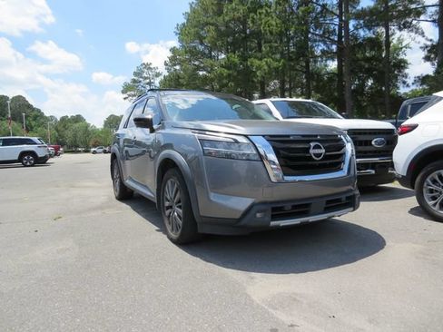 Used 2022 Nissan Pathfinder SL w/ SL Premium Package FWD image 6