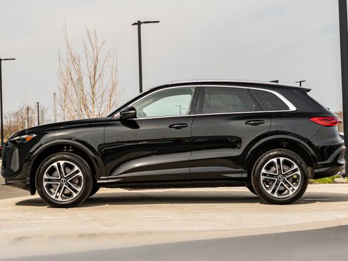 Certified 2025 Audi Q5 Premium w/ Convenience Package image 6