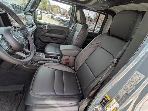 New 2026 Jeep Gladiator Sahara image 18