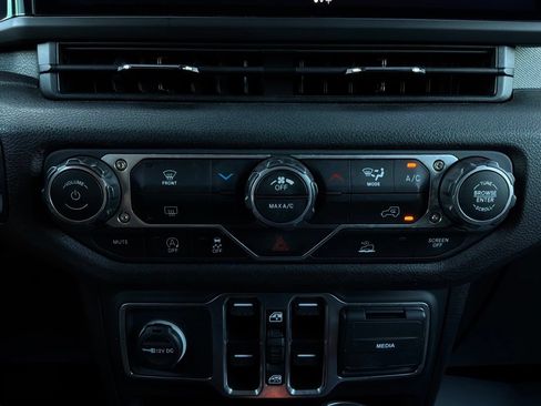 Used 2025 Jeep Wrangler Unlimited Sport AWD/4WD image 27