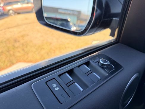 Used 2020 Land Rover Discovery HSE image 18